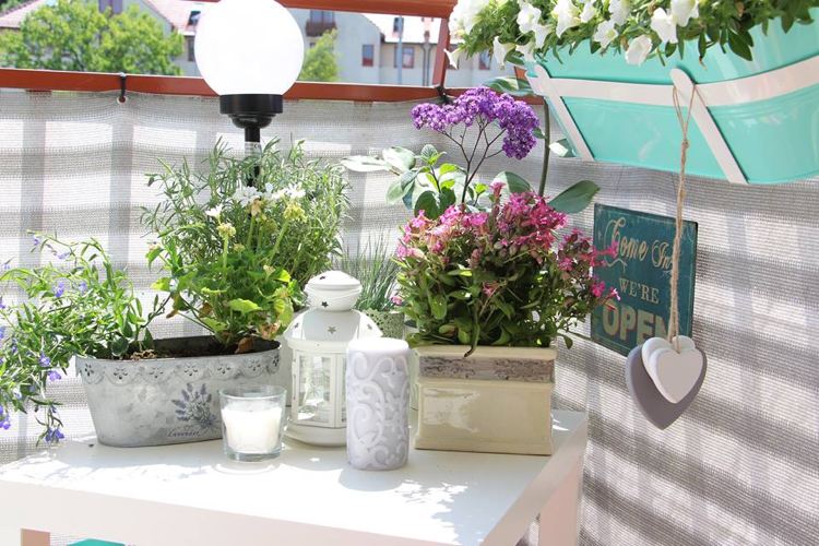 Shabby chic dekoration balkong vitt soffbord blommor ljus