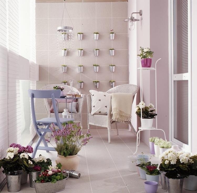 Shabby chic balkong tennburkar hinkar blommor