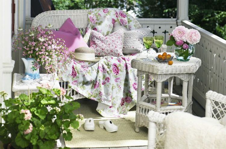 Balkong dekorera shabby chic country house vita rottingmöbler blommor kuddar