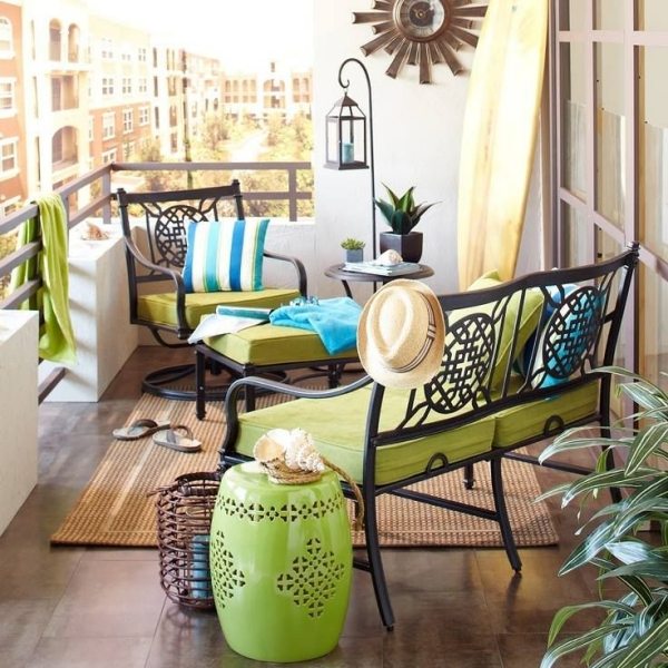 Möbler-för-balkong-bänkar-metallram-svart-lack-grön-sittdynor-golvlampa