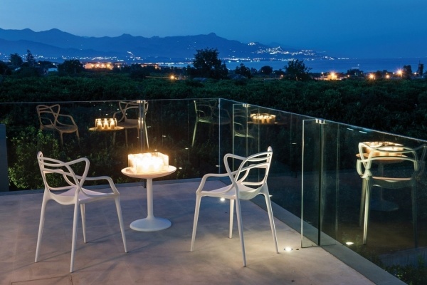 Idéer-balkongmöbler-transparent-modern-romantisk-belysning-vitt-runt bord