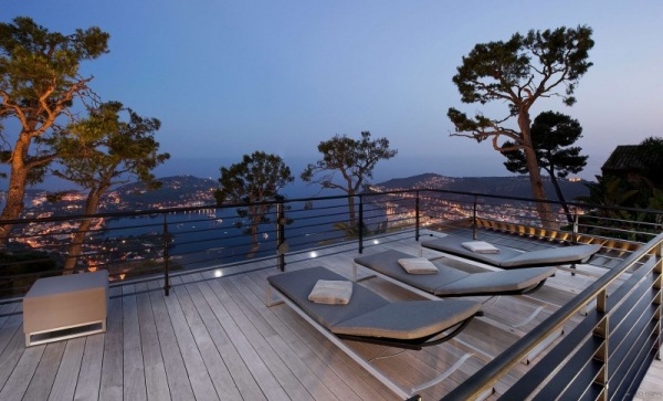 Skapa en balkong-lounge-solstolar-balkong golv-trä golvbrädor-metall räcken-fantastisk utsikt