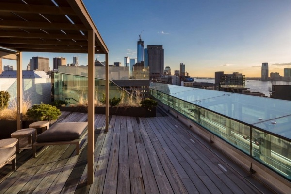 Urban-balkong-design-trä golvbrädor-glas-räcken