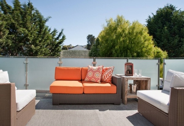 Möbler-för-balkong-terrass-polyrattan-kuddar-stark-färger-rött