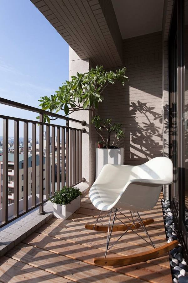 Möbler-för-balkong-gungande-fåtölj-vit-plast-trä golv-terrass trä