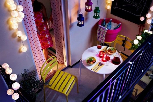 Liten balkong-mysig-gör-belysning-fairy lampor-gul-hopfällbara-stolar