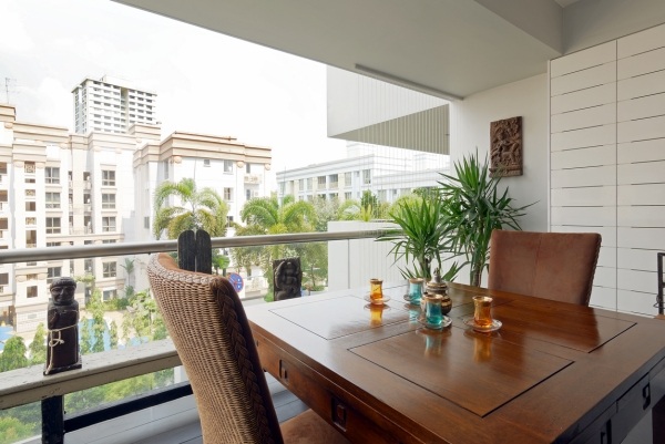 exotiska växter-balkong-möbler-vintage-matbord-bord-korgstolar