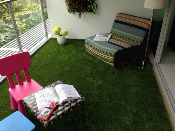 Balkong-design-matta-gräs-fåtölj-Ikea-barnstol-rosa-plast