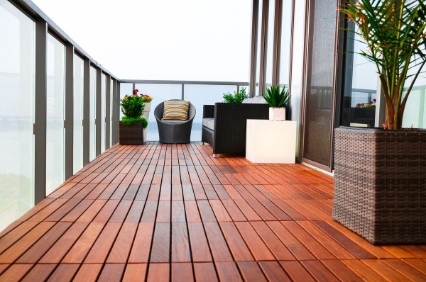 Balkong-golv-design-träplankor-vattenbeständig-halksäker