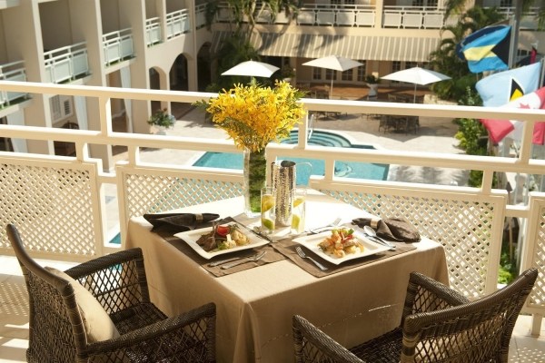 Middag-på-balkongen-bord-romantisk-atmosfär-duk-elegant