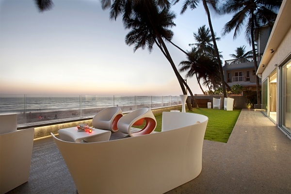 Strandhus-på-stranden-terrassen-balkong-möbler-modern-design-futuristiskt glasräcke