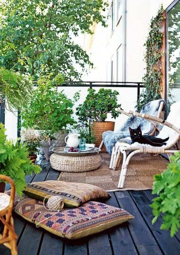 vintage-atmosfär-balkong-möbler-soffbord-korgfåtöljer-dekorativ-matta