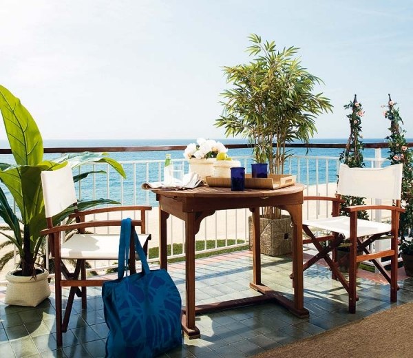 exotiska-på-balkong-möbler-gjorda av teak-soffbord-stolar-med-tyg-sits-vit
