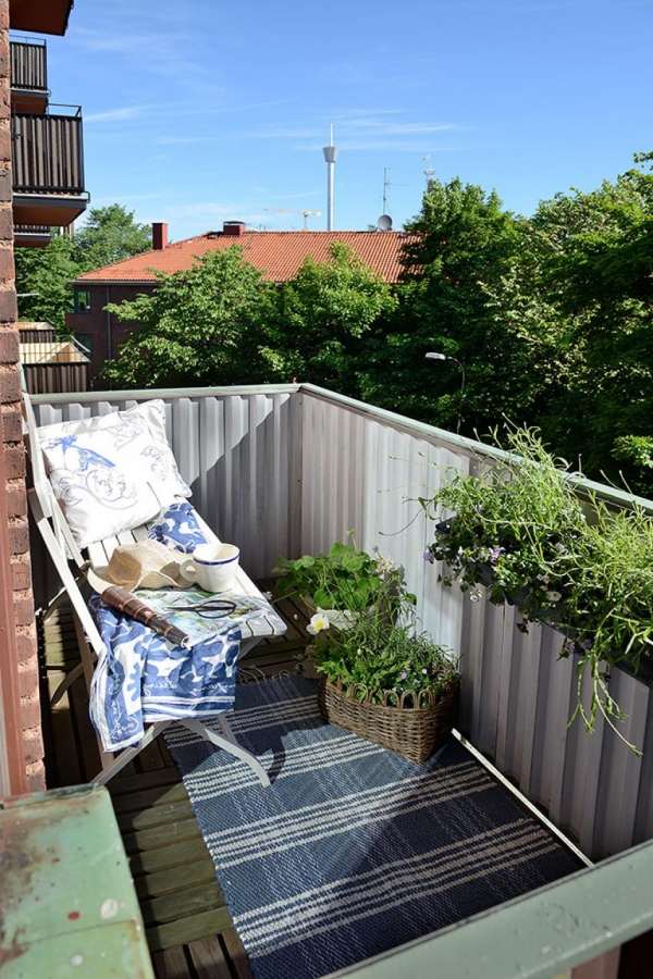 Små balkonger-inredning-idéer-soligt-läge-sol-älskande-blomkrukor