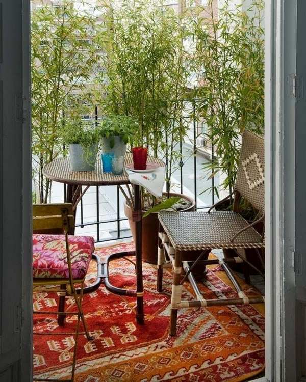 Kurv-möbler-för-balkong-färgglada-boho-chic-dekoration-idéer-rustik-matta-vintage-stolar-bambu ram