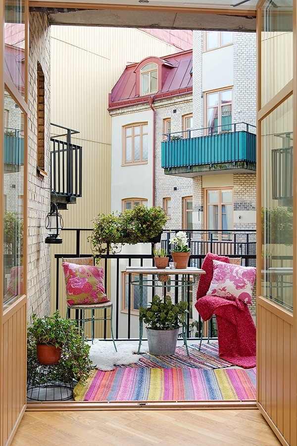 Färg-kombinera-balkong-ordna-hopfällbara-stolar-dörrmatta-färgglada-rutiga-blomkrukor