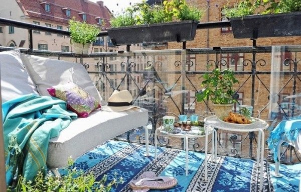 Färgglada-mjuka-textilier-på-balkongen-dekorativa-järn-räcken-sittplats-dekoration