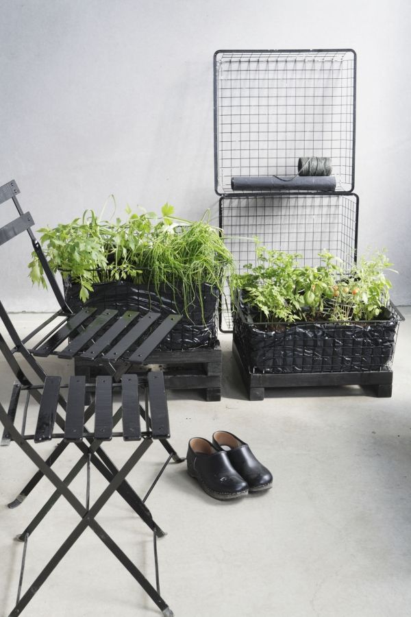 Platsbesparande-fällbara-stolar-för-balkong-svart-metalliska-idéer-för-växter-korgar