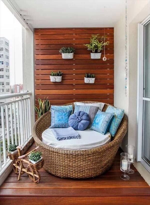 Lounge-soffa-flätad väggdekoration-balkong-möbler-mattor