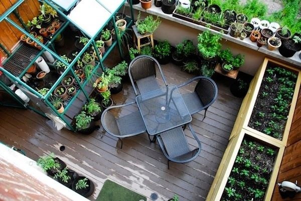 trädgårdsarbete-på-balkong-blomsterbäddar-sittgrupp-stolar-soffbord