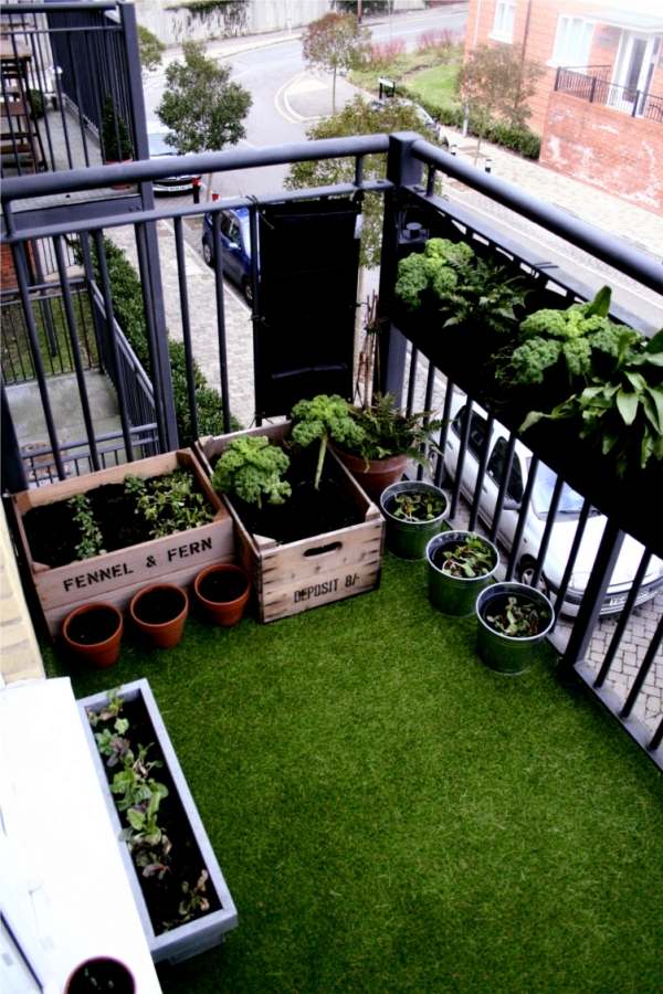 Grönning-på-balkong-golv-konstgräs-matta-blomkrukor-metallräcken