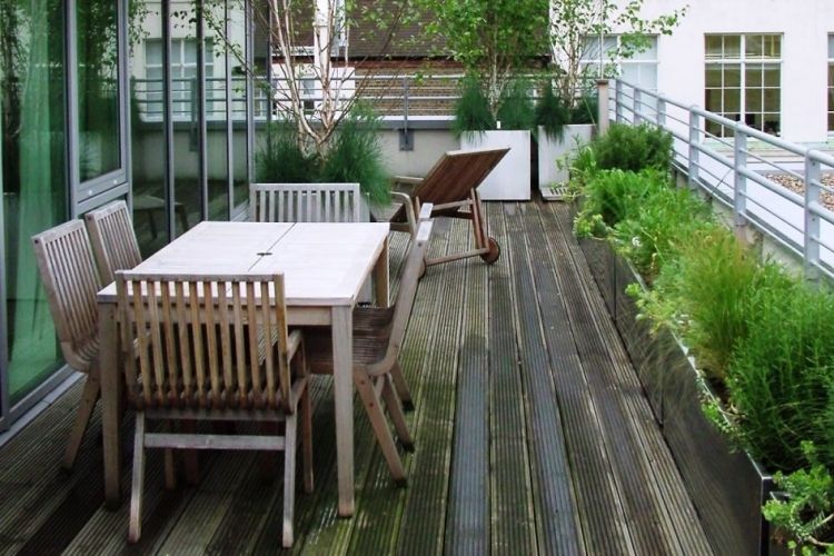 balkong-design-balkong-möbler-balkong-växter-golvbrädor-golv-trä-trädgård-möbler-trä-planterare