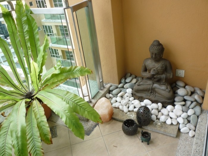 balkong-design-med-asiatiska-andetag-skulpturer-buddha-flodstenar