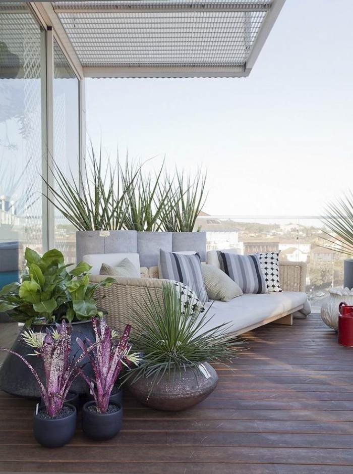 exotisk-modern-balkong-design-relax-soffa-blomkrukor-gröna växter