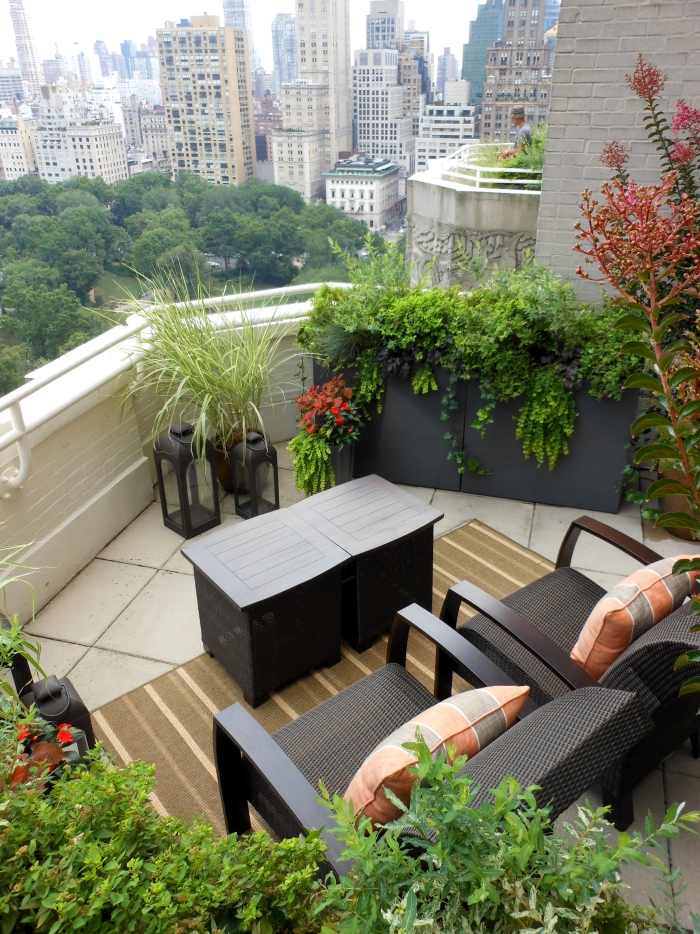modern-balkong-design-massor-grön-vacker-utsikt-möbler-bekväm