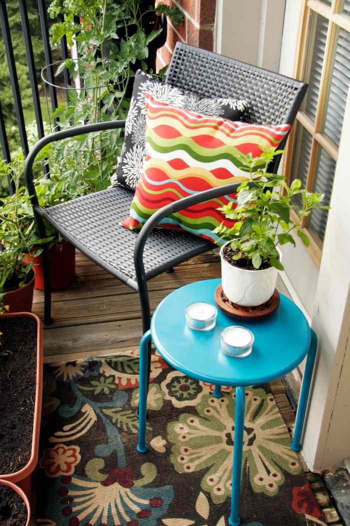 balkong-design-korg-möbler-färgglada-kuddar-växt-krukor-blommig-matta