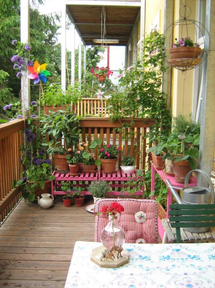 Landstil-balkong-design-rutor-mönster-textilier-hängande korgar-krukor-blommande