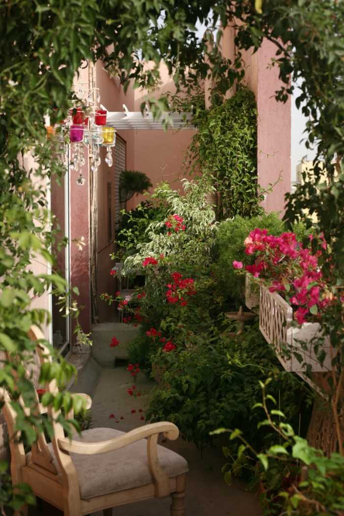 Medelhavs-balkong-design-massor-grön-frodig-klättring-blommor-blomkrukor
