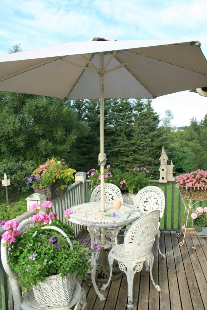 romantisk-balkong-design-blomkrukor-vita-shabby-stolar