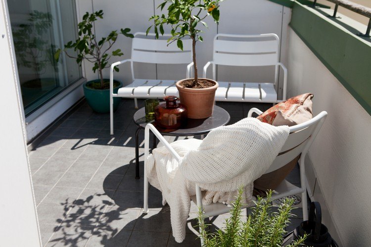 Skapa en balkong tips-öster balkong-grå-golvplattor-vita-möbler-rosmain-fikon-pot-växter