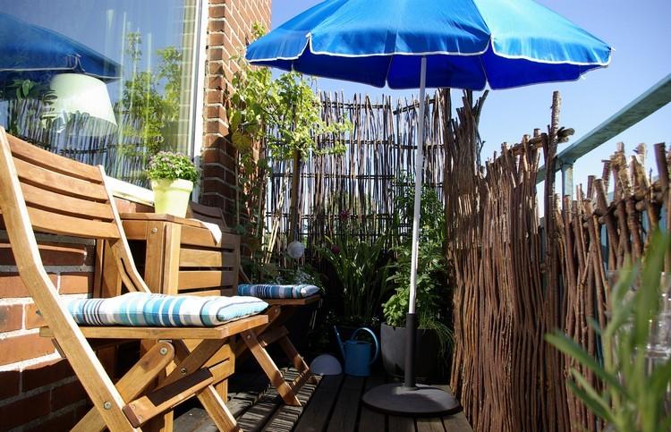 Skapa en balkong tips-parasoll-sekretess-skärm-pil-trä-stolar-hopfällbart bord