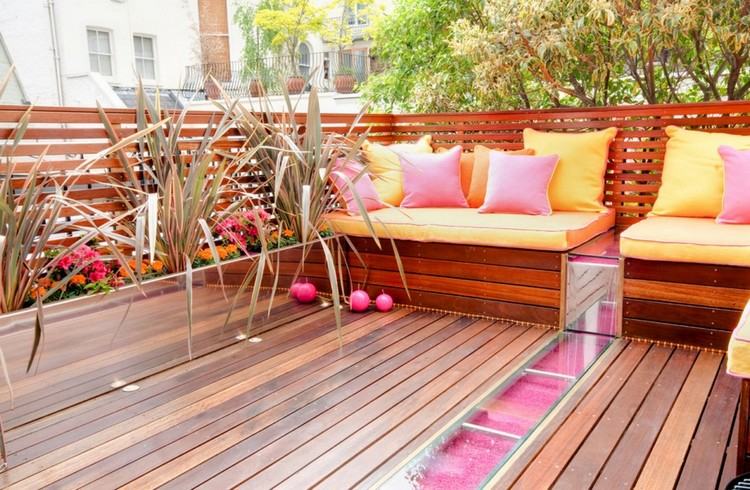 Gör en balkong tips-trä-golv-sekretess-skärm-bänk-gul-rosa-klädsel-spegel-växtlåda
