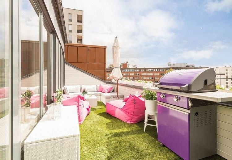 Skapa en balkong tips-konstgräs-matta-vita-möbler-rosa-bönsäck-grill