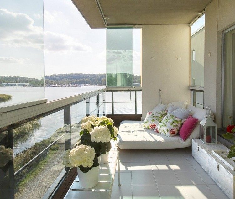 Skapa en balkong -vit-hortensia-kakel-öster balkong-daybed