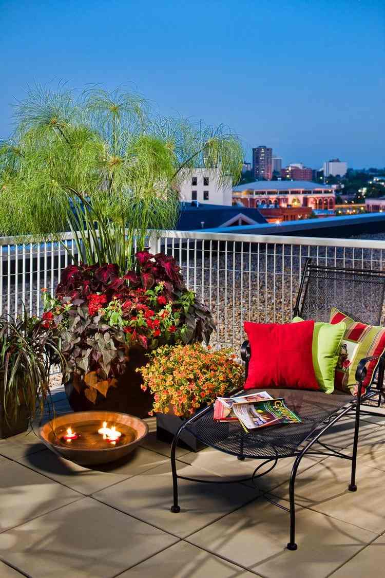 Skapa en balkong -golvplattor-planter-skål-flytande ljus-metall-solstol