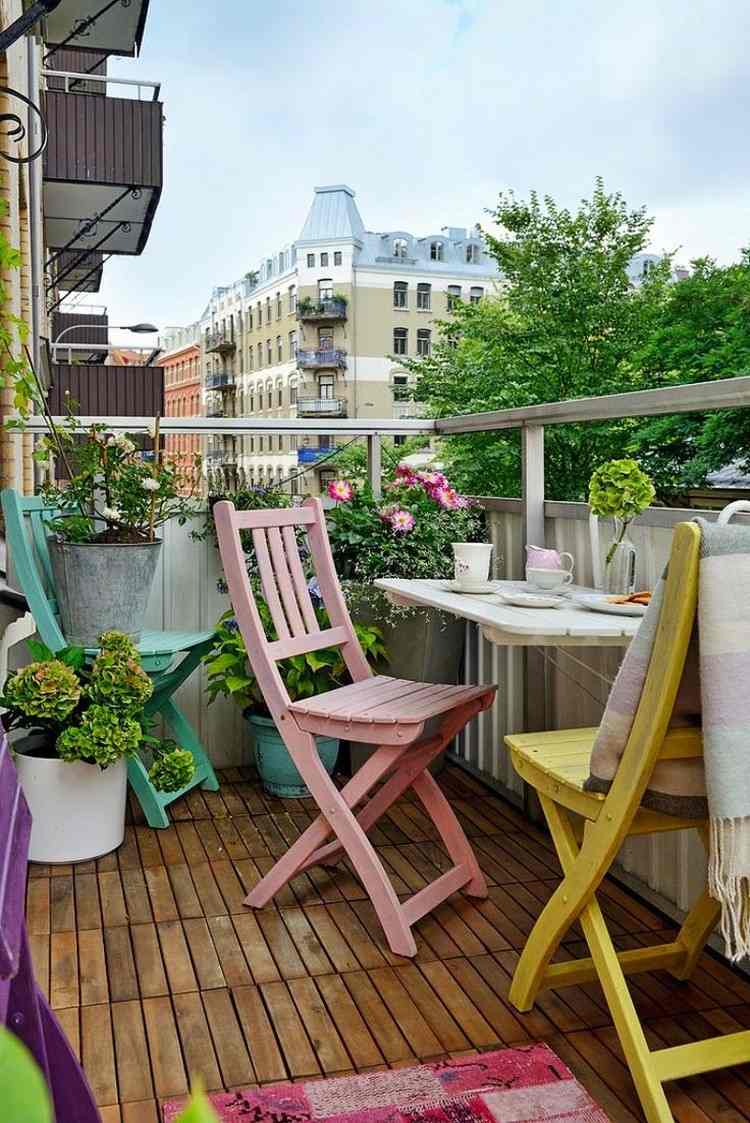 balkong-möblering-trä-golv-kakel-trä-hopfällbara-stolar-pastellfärgade-hortensior