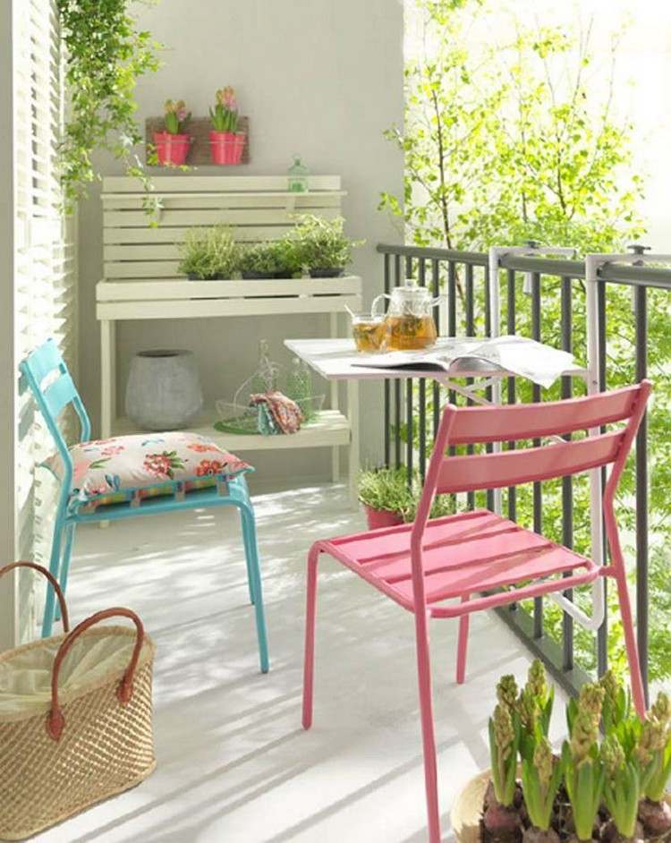 balkong-uppsatta-fällbara-bord-räcke-bifogade-färgglada-stolar
