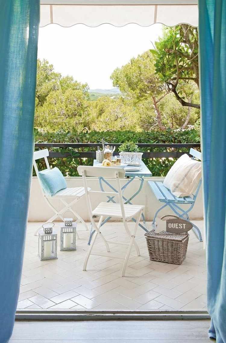 balkong-uppsättning-vita-möbler-golvplattor-vit-blå-hopfällbara-möbler-maritima