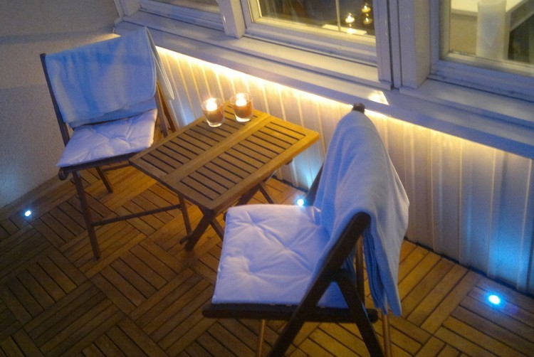 balkong-design-led-remsor-fönster-trä-golv kakel-fällbara stolar