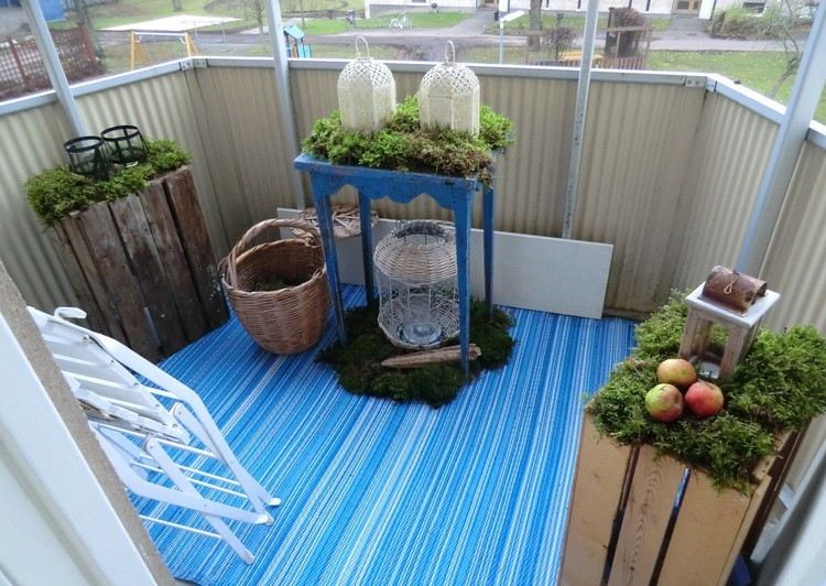 balkong-design-blå-utomhus-matta-lådor-mossa