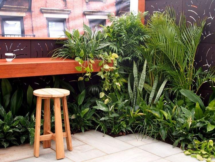 balkong-design-gröna-växter-skugga-älskande-sten-kakel