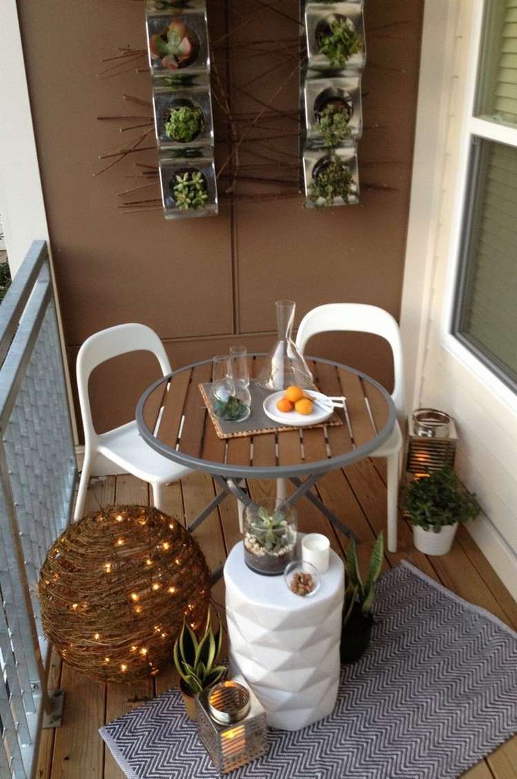 balkong-design-dekorera-saftiga-vägg-dekoration-små-bord-stolar