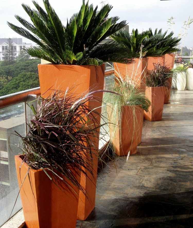 balkong-design-hög-blomkrukor-integritetsskydd-glasräcken