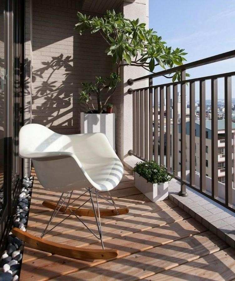balkong-design-tips-trä-golvbrädor-grus-deco-vita-möbler