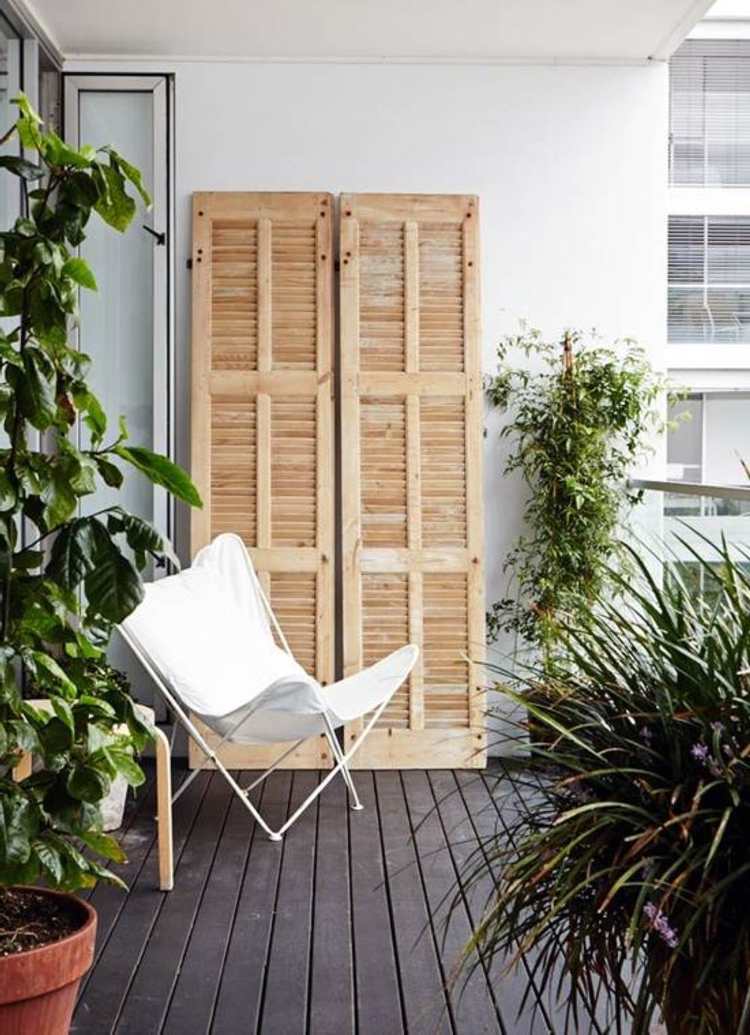 balkong-design-däck-hopfällbar-stol-växter-deco-fönsterluckor