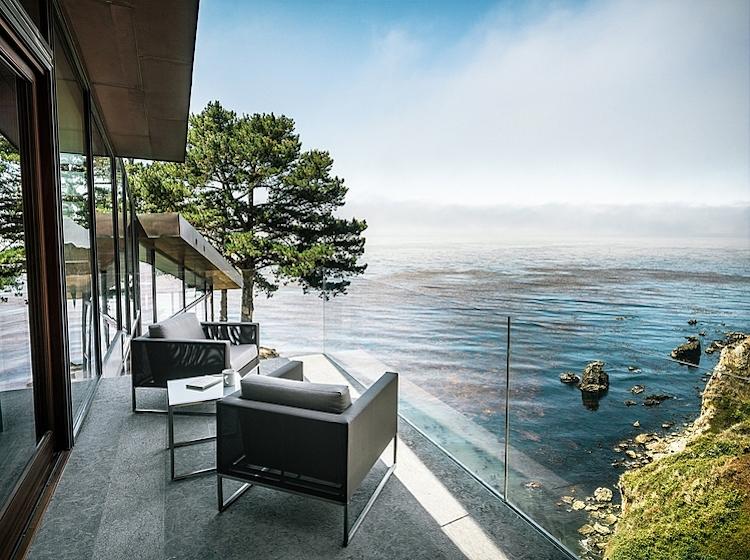 balkong-design-havsutsikt-glasräcken-modern-fåtölj-utsikt